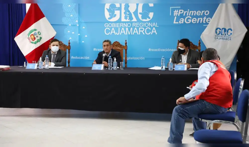 Gobernador Mesías Guevara y José Pino de Provías consolidan convenio para mantenimiento de carreteras. Foto: GORE Cajamarca Gobernador Mesías Guevara y José Pino de Provías consolidan convenio para mantenimiento de carreteras. Foto: GORE Cajamarca