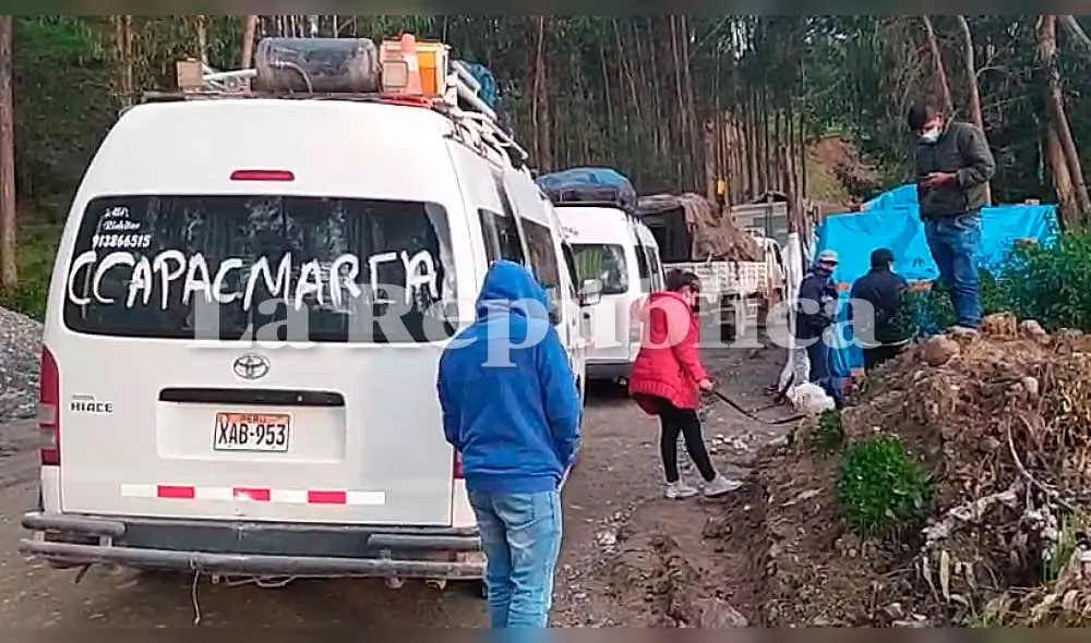 Este sábado a las 6.00 p. m., los habitantes permitieron el paso a un grupo que esperaba desde la mañana. Foto: Raúl Cabrera/LR