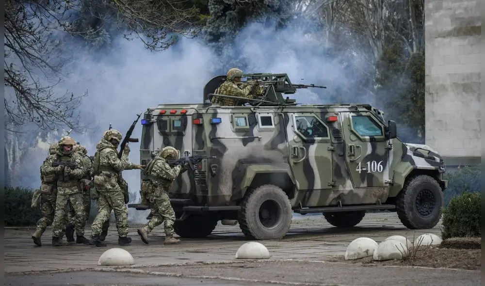 Más de 1.000 policías y guardias nacionales ucranianos participaron de maniobras tácticas al sur del país este 12 de febrero. Foto: EFE