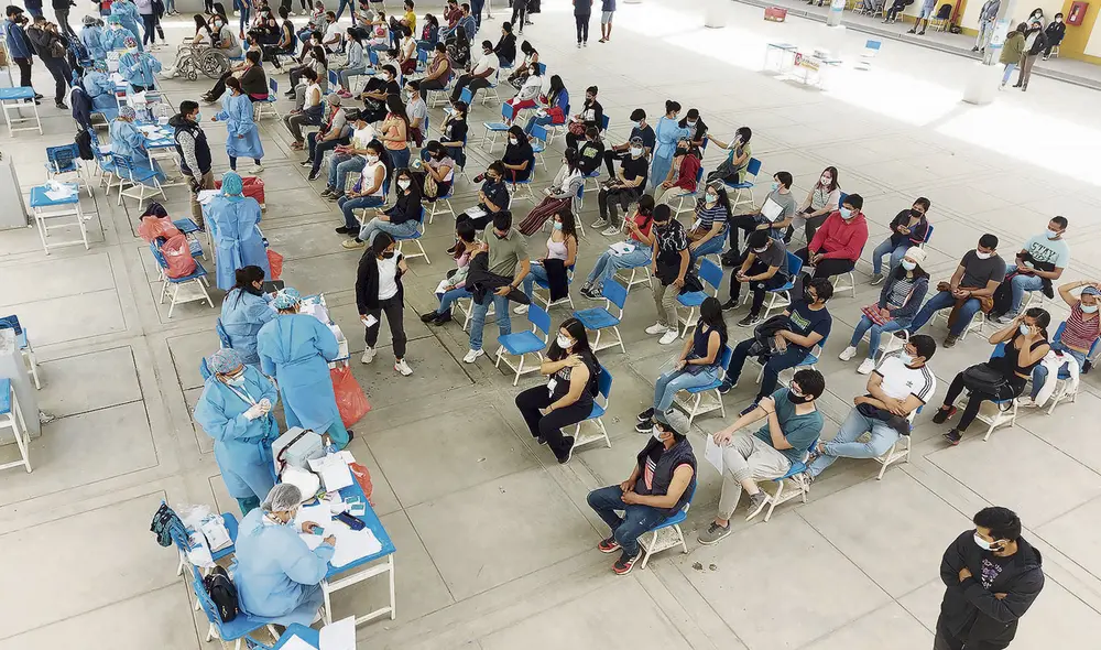 Campaña. Desde hace algunas semanas se está priorizando el uso de AstraZeneca en los vacunatorios. Fármaco está aprobado por la OMS y el Minsa. Foto: Clinton Medina/La República
