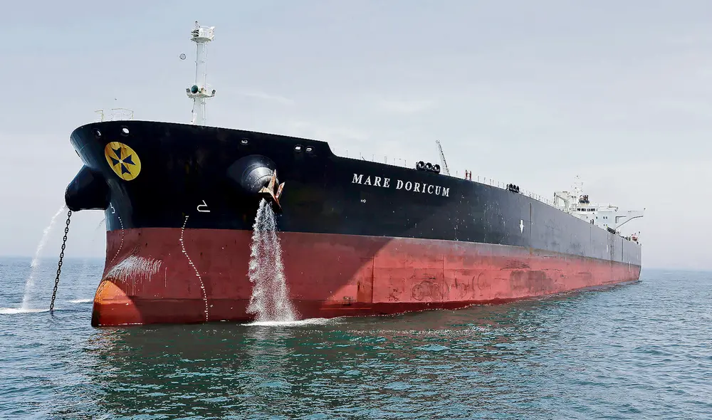 El buque. El Mare Doricum descargaba petróleo cuando se produjo el ''movimiento brusco''. Foto: Marco Cotrina / La República El buque. El Mare Doricum descargaba petróleo cuando se produjo el ''movimiento brusco''. Foto: Marco Cotrina / La República