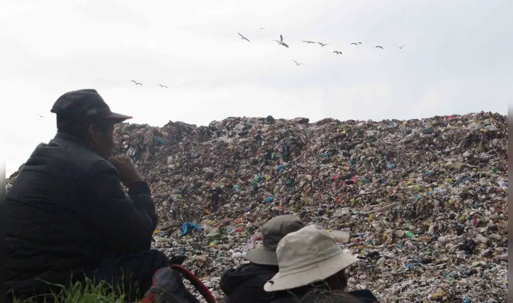 Mundo de basura.  En Jaquira depositan a diario 400 toneladas de basura que provienen de la ciudad de Cusco. Pobladores están hartos de hedores. Foto: La República