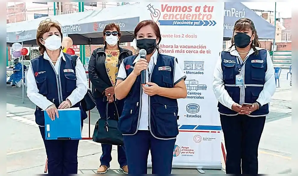 Visita. Gabriela Jiménez en el parque César Vallejo verificó avance de la vacunación. Foto: La República