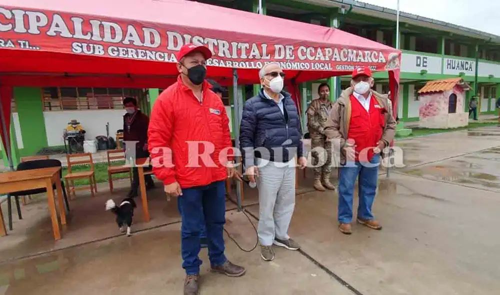 El presidente del Consejo de Ministros ya se encuentra en el colegio donde se llevará a cabo la reunión. Foto: Raúl Cabrera/La República El presidente del Consejo de Ministros ya se encuentra en el colegio donde se llevará a cabo la reunión. Foto: Raúl Cabrera/La República