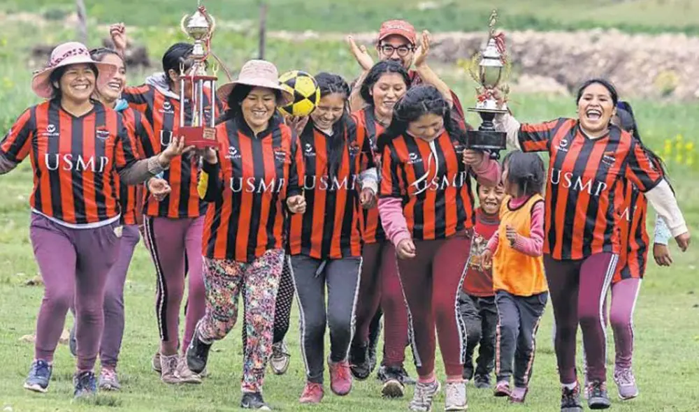 El equipo de fútbol femenino de Chahuaytire ostenta el primer lugar de la liga distrital. Foto: Julio Angulo