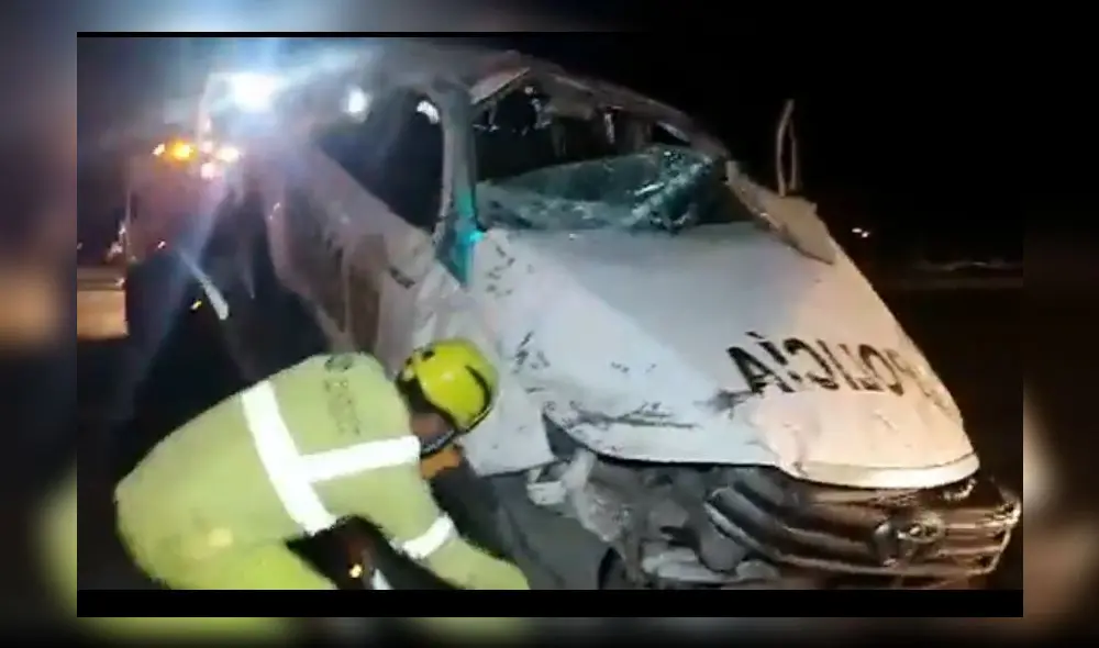 Patrullero fue impactado en la parte lateral por el bus. Foto: captura video radio Ke Buena Virú.