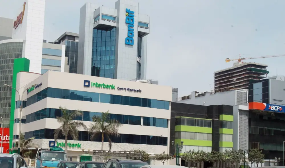 El reporte también revela que el 76% de los peruanos se muestran muy satisfechos con la aplicación de su banco. Foto: Andina.