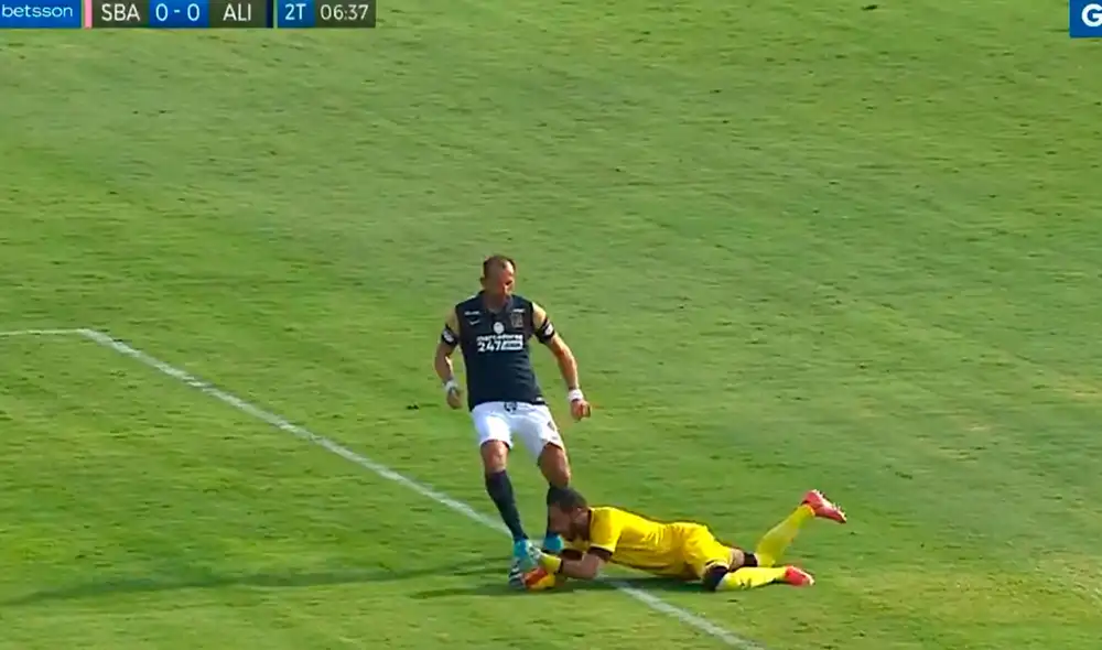 Hernán Barcos fue amonestado en el inicio del segundo tiempo. Foto: captura/GolPerú
