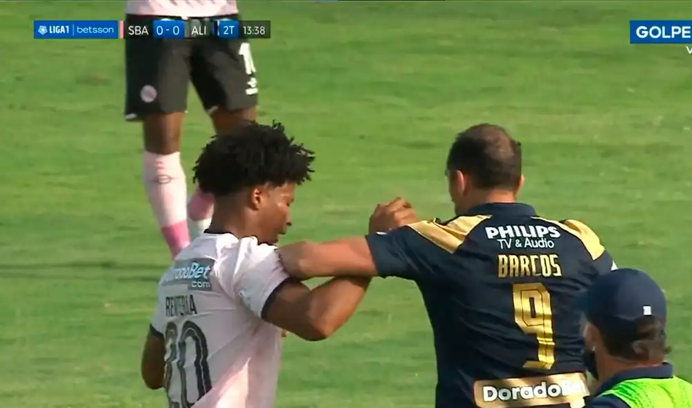 Hernán Barcos casi se va expulsado. Foto: captura GOLPERÚ