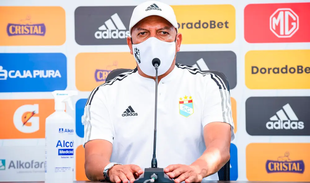 Roberto Mosquera llegó a Sporting Cristal en el 2020 luego de campeonar con Binacional. Foto: Twitter Roberto Mosquera llegó a Sporting Cristal en el 2020 luego de campeonar con Binacional. Foto: Twitter