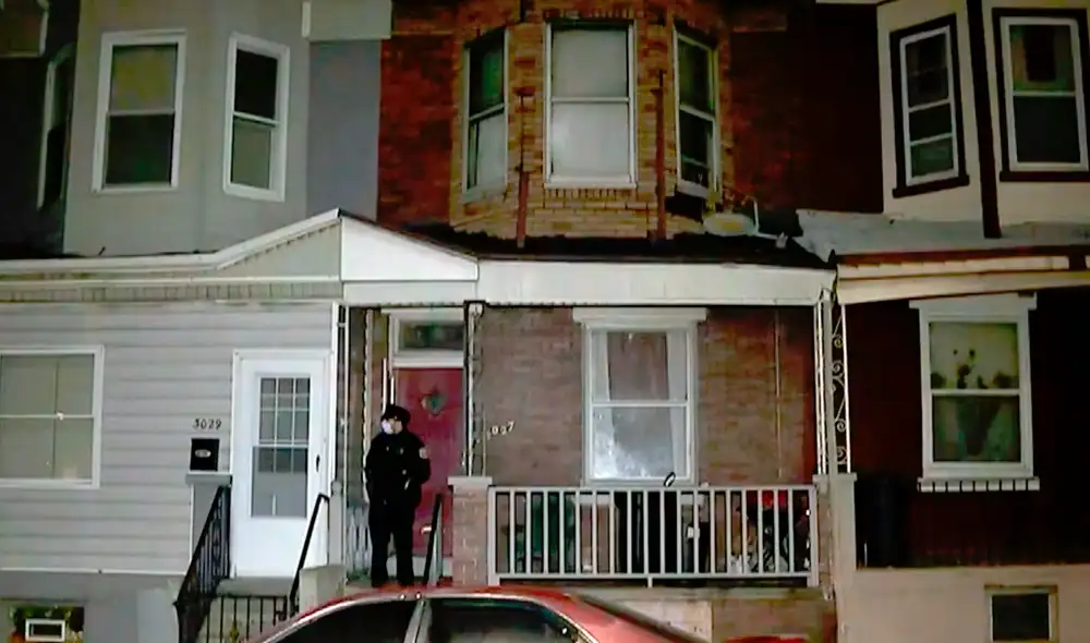 La policía encontró al presunto atacante cubierto de sangre a pocas cuadras de la casa. Foto: Fox 29 Filadelfia
