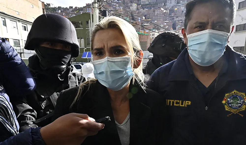 La expresidenta interina de Bolivia es escoltada por miembros de la Policía después de ser arrestada en La Paz en marzo de 2021. Foto: AFP La expresidenta interina de Bolivia es escoltada por miembros de la Policía después de ser arrestada en La Paz en marzo de 2021. Foto: AFP