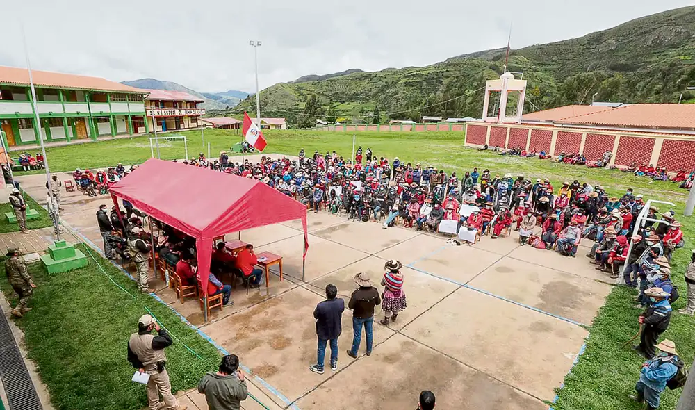 Acuerdos. Tras más de tres horas de diálogo, comuneros de Ccapacmarca aceptaron levantar su protesta. Foto: difusión