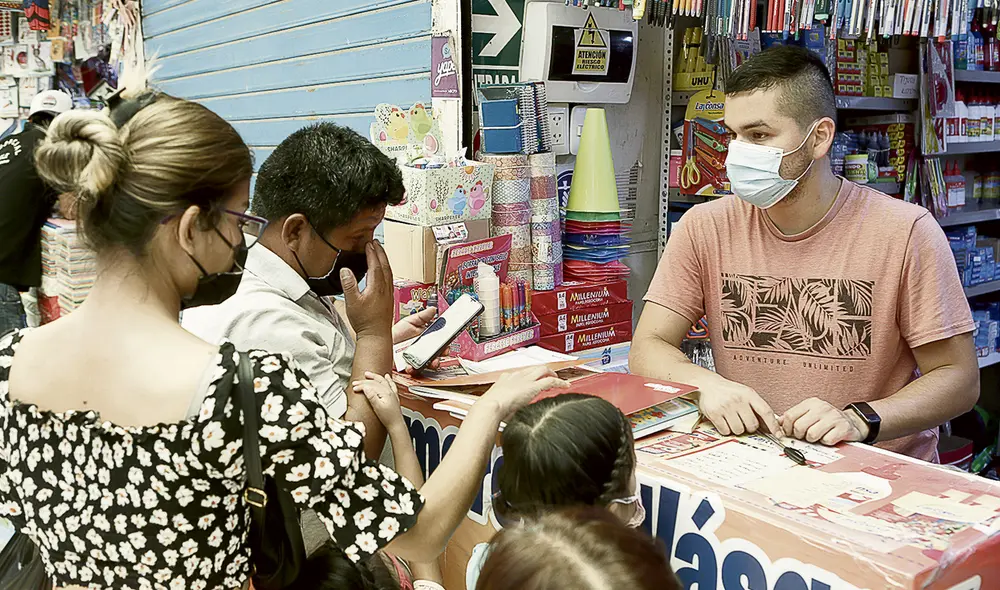 Expectativa. En Mesa Redonda se prevé alcanzar los S/ 450 millones en ventas durante la campaña escolar de este año. Foto: Marco Cotrina/La República