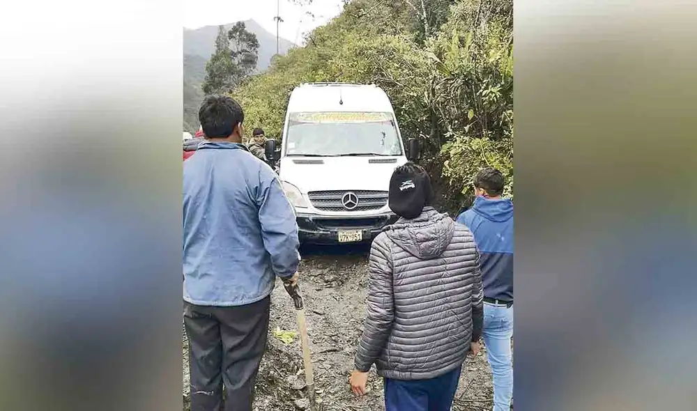 Pasajeros tuvieron que bajarse del vehículo. Foto: Difusión Pasajeros tuvieron que bajarse del vehículo. Foto: Difusión