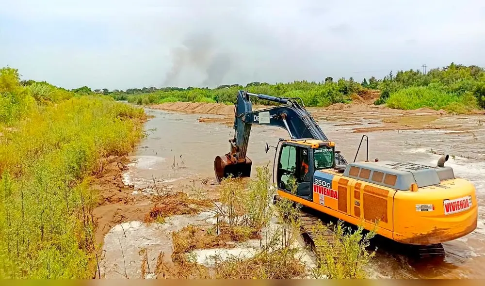 Con maquinaria pesada, realizan trabajos de limpieza y descolmatación del río Reque. Foto: MVCS. Con maquinaria pesada, realizan trabajos de limpieza y descolmatación del río Reque. Foto: MVCS.