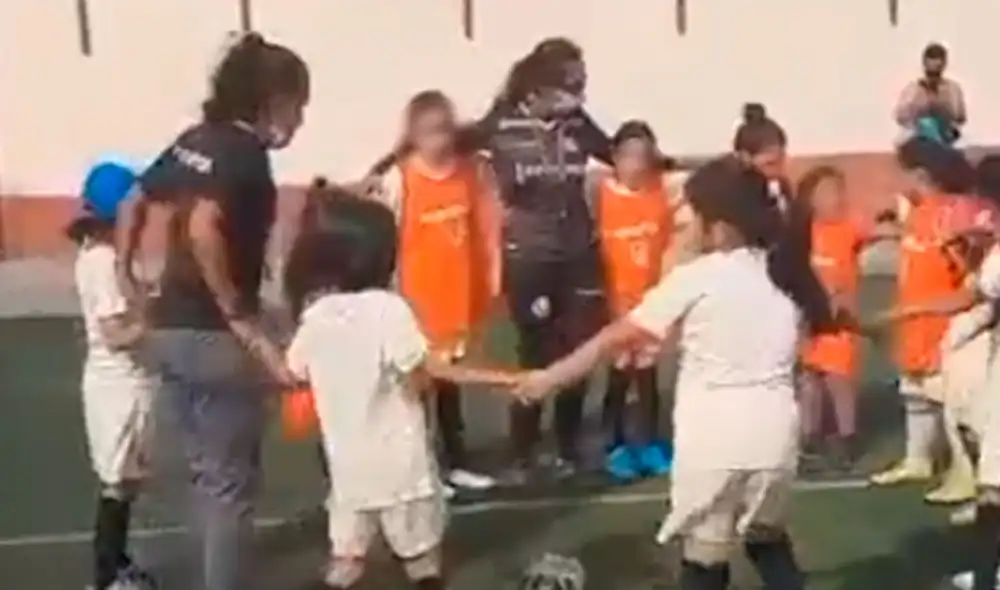 Referentes del equipo femenino de Universitario comparten con las futuras 'leonas'. Foto: captura @f_acerbi/Twitter Referentes del equipo femenino de Universitario comparten con las futuras 'leonas'. Foto: captura @f_acerbi/Twitter