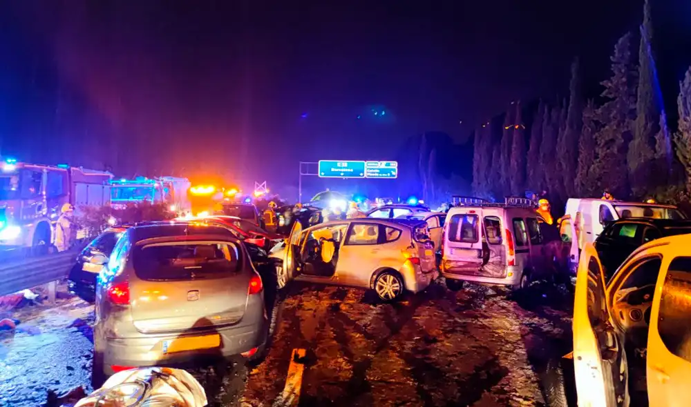 Vehículos afectados en el accidente múltiple. Foto: Bomberos de Barcelona