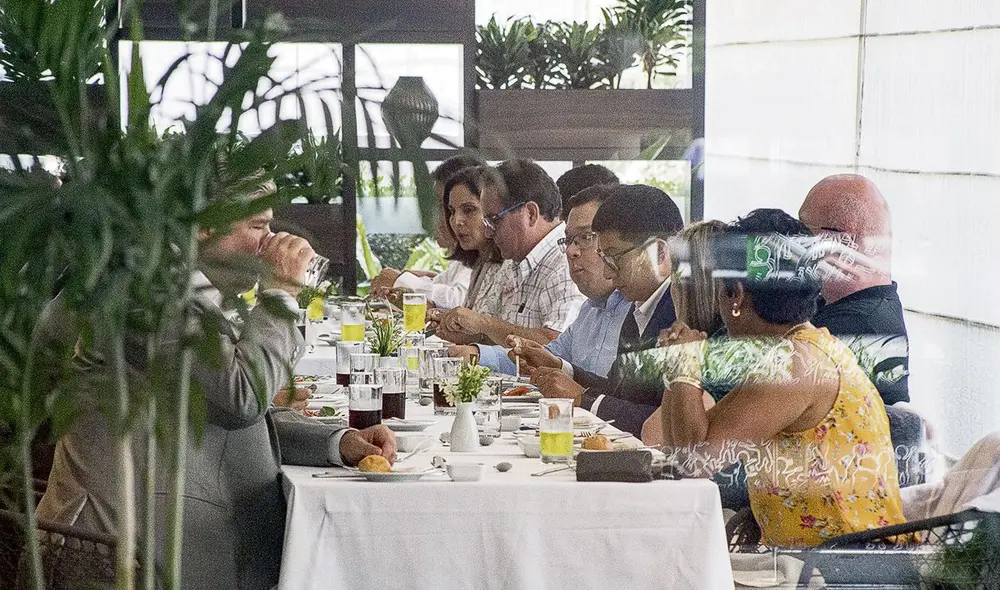 Imagen del encuentro. Según la revista Hildebrandt en sus trece, los legisladores se incomodaron cuando notaron que habían sido fotografiados. Foto: César Zamalloa/Hildebrandt en sus trece