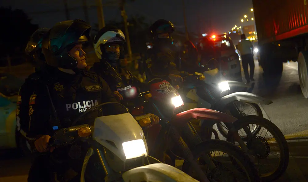 Policía ecuador investiga hallazgo de dos cadáveres colgados en un puente. Foto: referencial/AFP Policía ecuador investiga hallazgo de dos cadáveres colgados en un puente. Foto: referencial/AFP