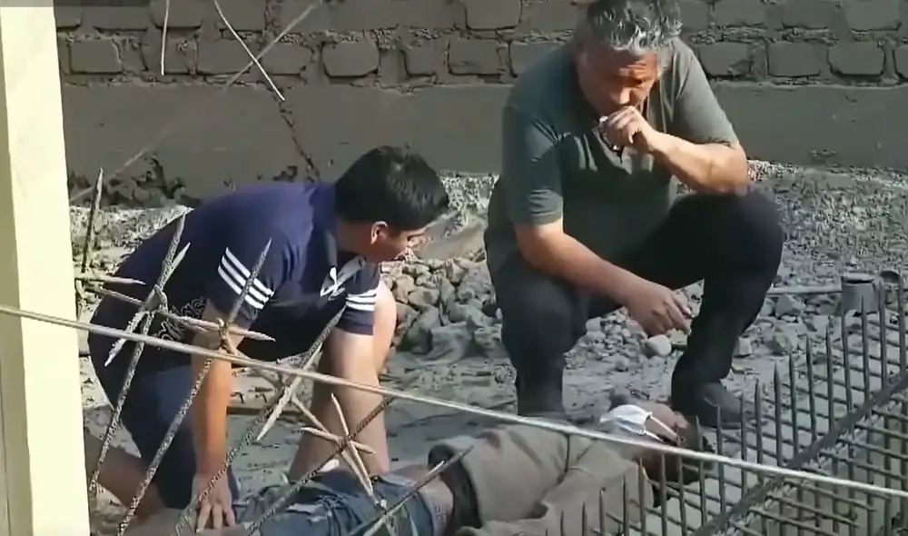 El sujeto fue auxiliado por los bomberos, quienes lo trasladaron al hospital Cayetano Heredia bajo custodia policial. Foto: captura de Latina