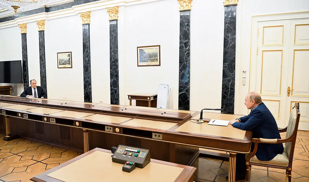 Sobre la mesa. Presidente ruso, Vladímir Putin, mantiene encuentro con canciller Sergei Lavrov. Foto: AFP Sobre la mesa. Presidente ruso, Vladímir Putin, mantiene encuentro con canciller Sergei Lavrov. Foto: AFP