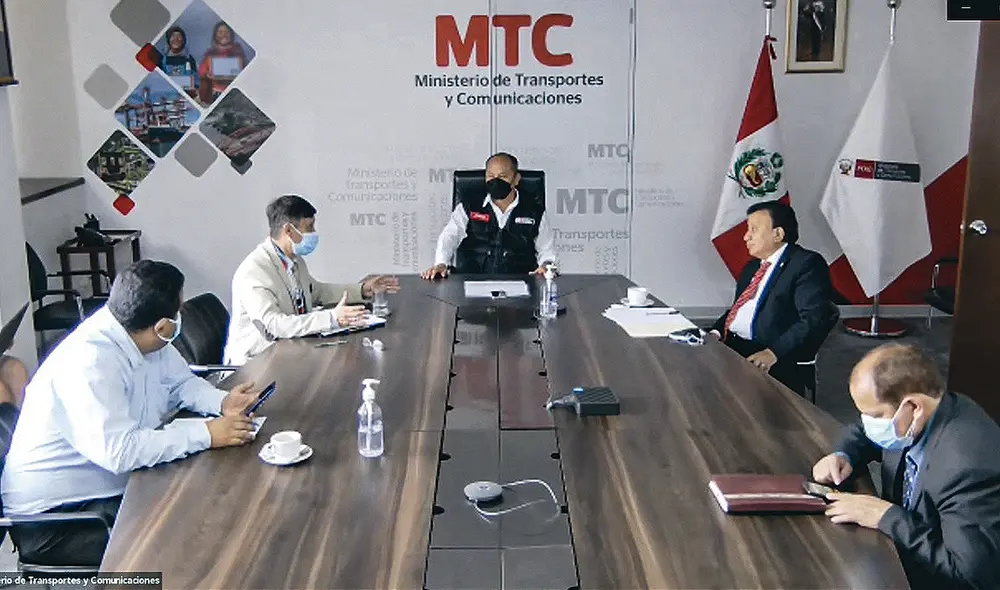 Dudas. En el sector de Transportes apuntan que Altamirano es solo un locador, pero en esta imagen difundida por Latina aparece en una reunión con el ministro Silva (esquina derecha inferior). Foto: difusión