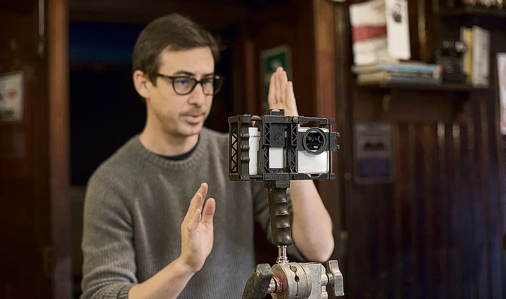 Rodaje. En la Asociación de Artistas Aficionados dirigiendo a Patricia Barreto en Un cruce cualquiera. Foto: Giuseppe Falla Rodaje. En la Asociación de Artistas Aficionados dirigiendo a Patricia Barreto en Un cruce cualquiera. Foto: Giuseppe Falla