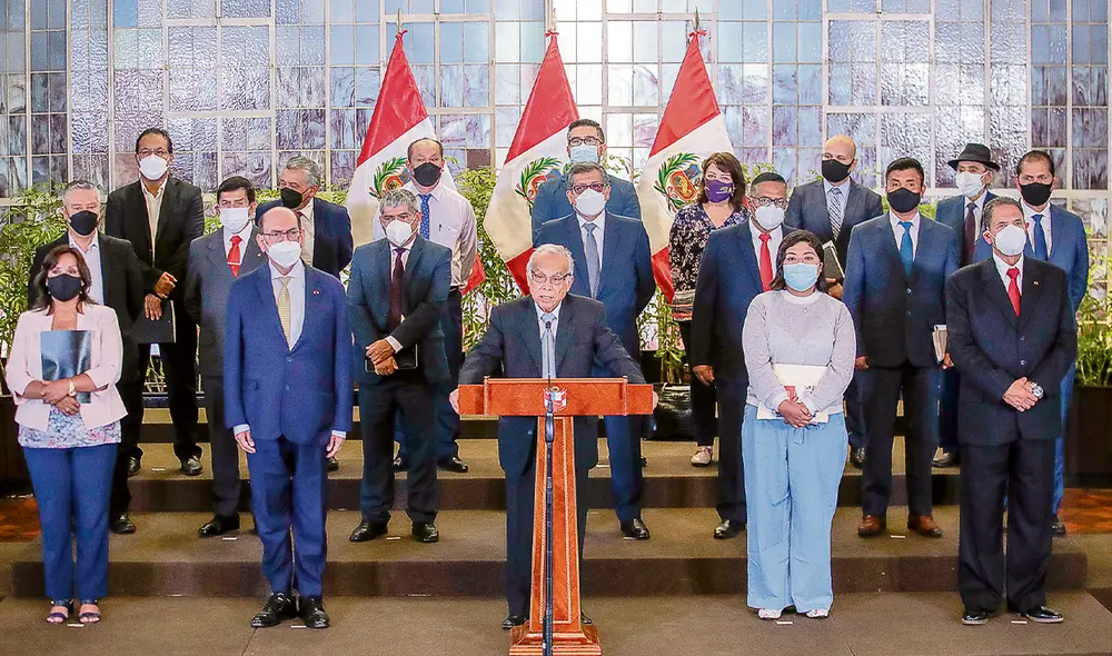 El dato. Ante la prensa, Aníbal Torres se presentó con los ministros. Solo el premier, César Landa y Betssy Chávez tomaron la palabra. No quiso responder sobre otros temas igual de relevantes. Foto: Sepres