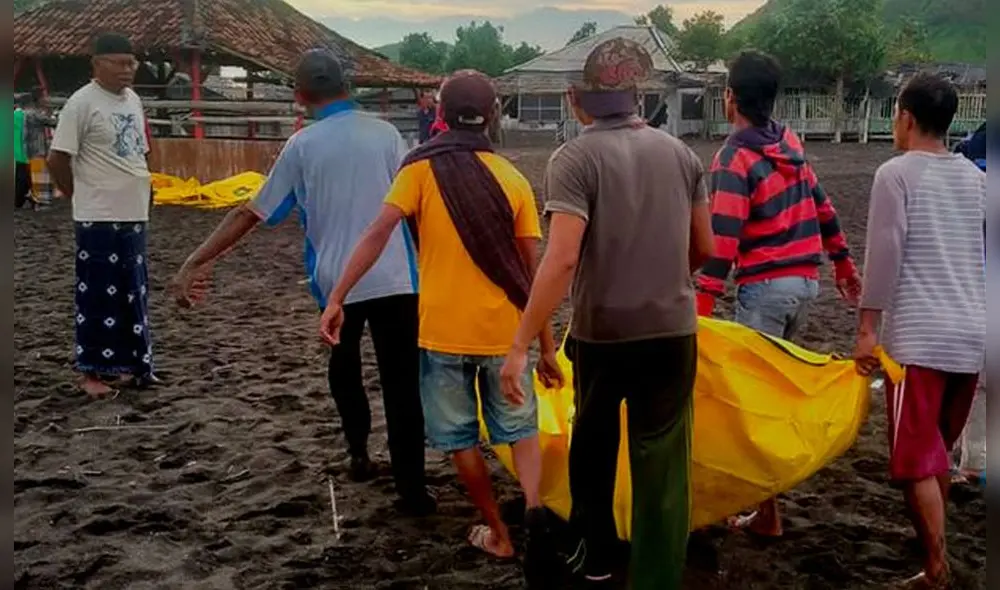 Los equipos de rescate recuperan los cuerpos de los peregrinos que murieron ahogados en la playa de Payangan. Foto: The Jakarta Post Los equipos de rescate recuperan los cuerpos de los peregrinos que murieron ahogados en la playa de Payangan. Foto: The Jakarta Post