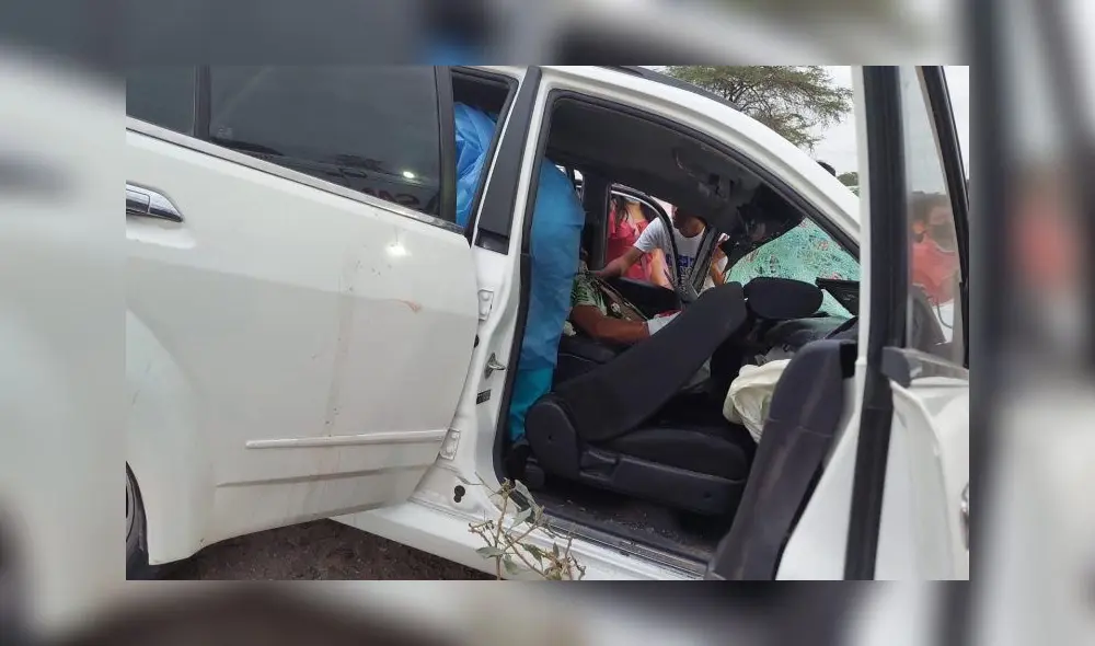 Una camioneta, un auto y un camión de productos alimenticios impactaron frontalmente. Foto: Noticias Piura