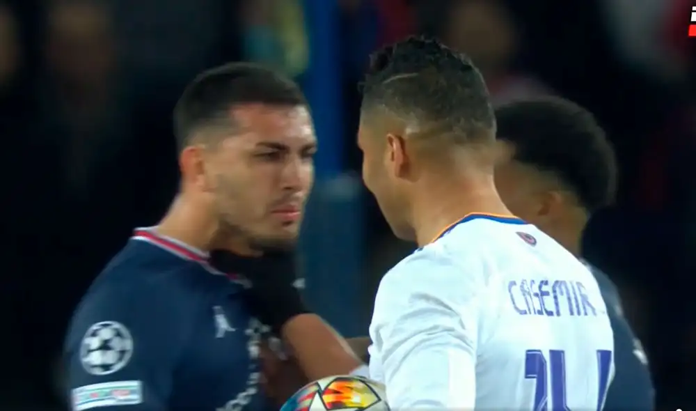 Leandro Paredes fue tomado del cuello por Casemiro tras ir a reclamarle por la falta. Foto: ESPN Leandro Paredes fue tomado del cuello por Casemiro tras ir a reclamarle por la falta. Foto: ESPN