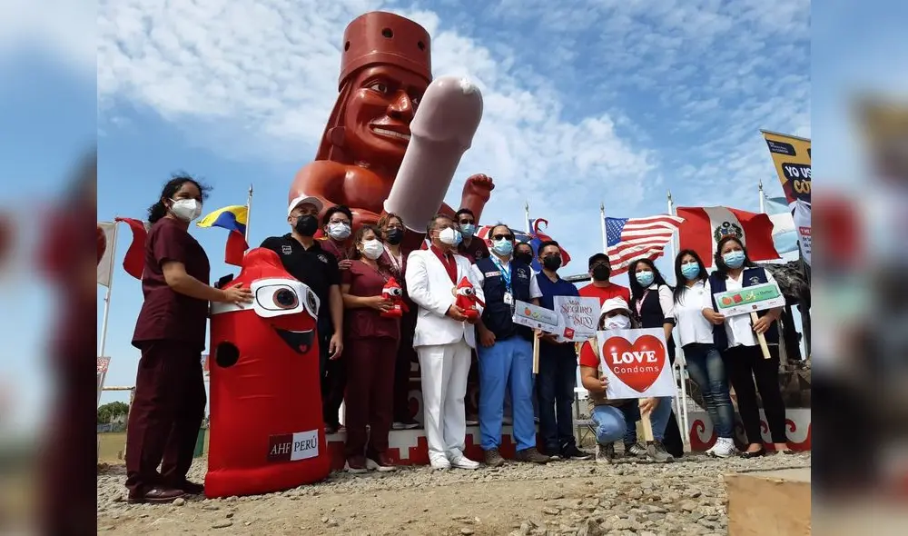 Le ponen preservativo a huaco erótico de Moche. Foto: @AHF.Peru