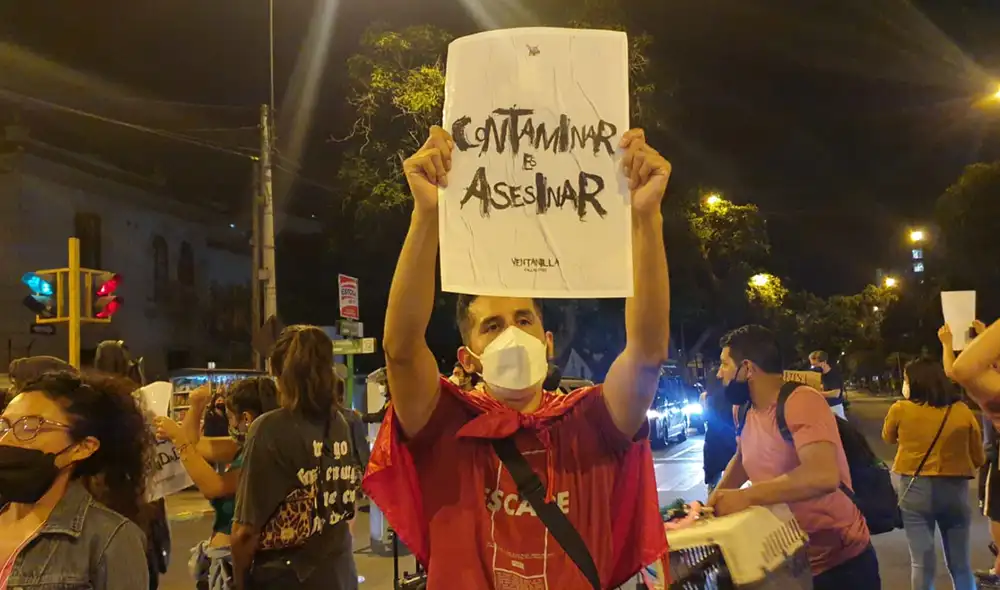 Ciudadanos piden acciones inmediatas para limpiar el mar. Manifestación también se replicó en Arequipa. Foto: La República Ciudadanos piden acciones inmediatas para limpiar el mar. Manifestación también se replicó en Arequipa. Foto: La República