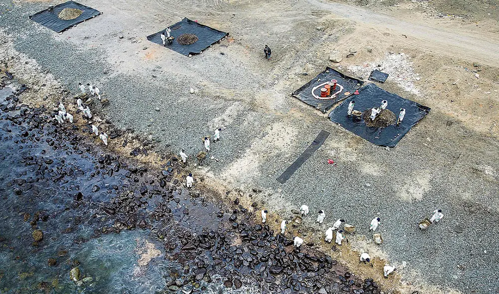 Sin control. Hasta el momento, tres medidas dispuestas por OEFA no han sido acatadas por Repsol para remediar el desastre. Foto: EFE