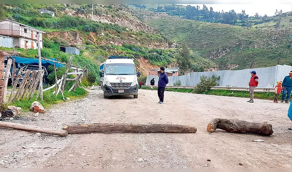 Bloqueos. Vía minera del sur recientemente fue bloqueada por Ccapacmarca. Ahora la amenaza proviene de Espinar. Foto: La República