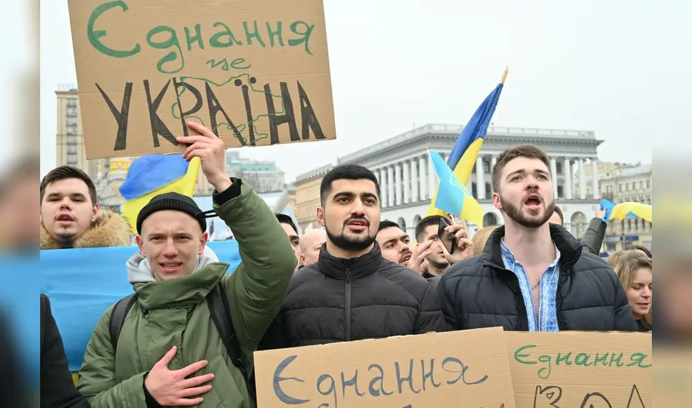 Acto celebrado en la plaza del Maidán de Kiev donde se ha cantado el himno y se ha desplegado una bandera en la fachada del edificio de correos situado en la misma plaza. Foto: EFE
