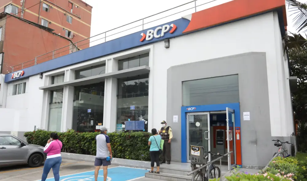 Descubre la fecha de pago del Bono 210 en las cuentas de los trabajadores formales que son usuarios del BCP. Foto: URPI / La República