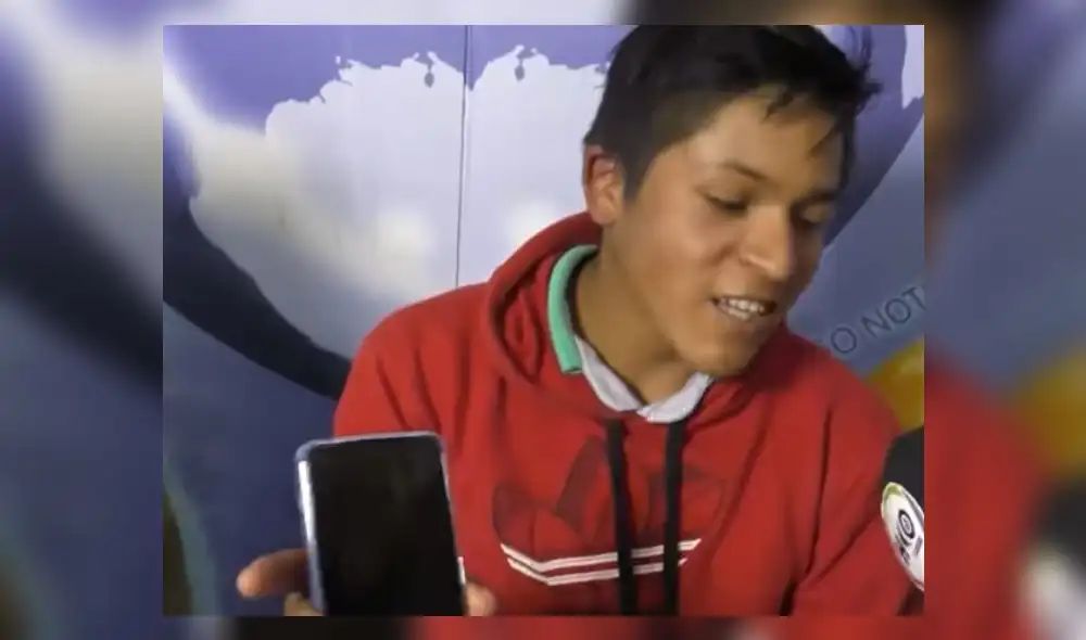 Joven mostró el celular que le donaron. Foto: captura de Hco TV