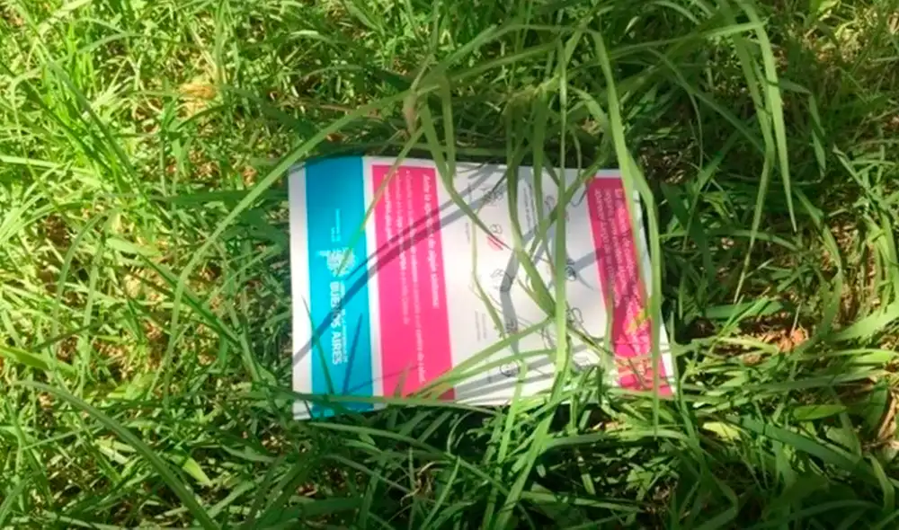 Con los datos del supuesto delincuente, la Policía llevó a cabo un recorrido por la zona y lo encontró escondido en un arbusto. Foto: Clarín Con los datos del supuesto delincuente, la Policía llevó a cabo un recorrido por la zona y lo encontró escondido en un arbusto. Foto: Clarín