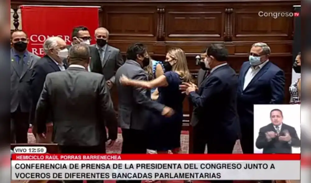 Abrazo entre Waldemar Cerrón y María del Carmen Alva. Foto: captura del Canal del Congreso