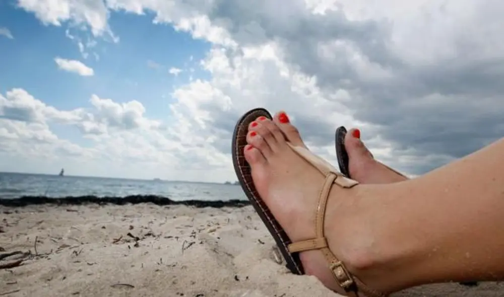 Conoce los mejores trucos para eliminar el mal olor de tus sandalias este verano. Foto: AFP