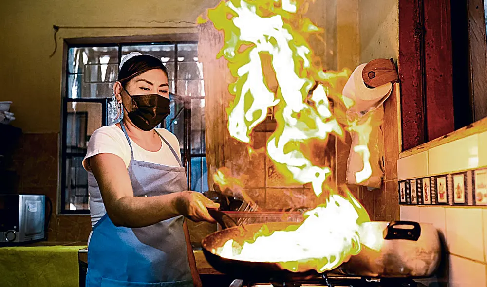 Testimonio. Desde que usa gas natural, Deysi Cobeñas (dueña de un restaurante en Talara) ahorra la mitad del dinero que gastaba en balones de GLP. Foto: difusión