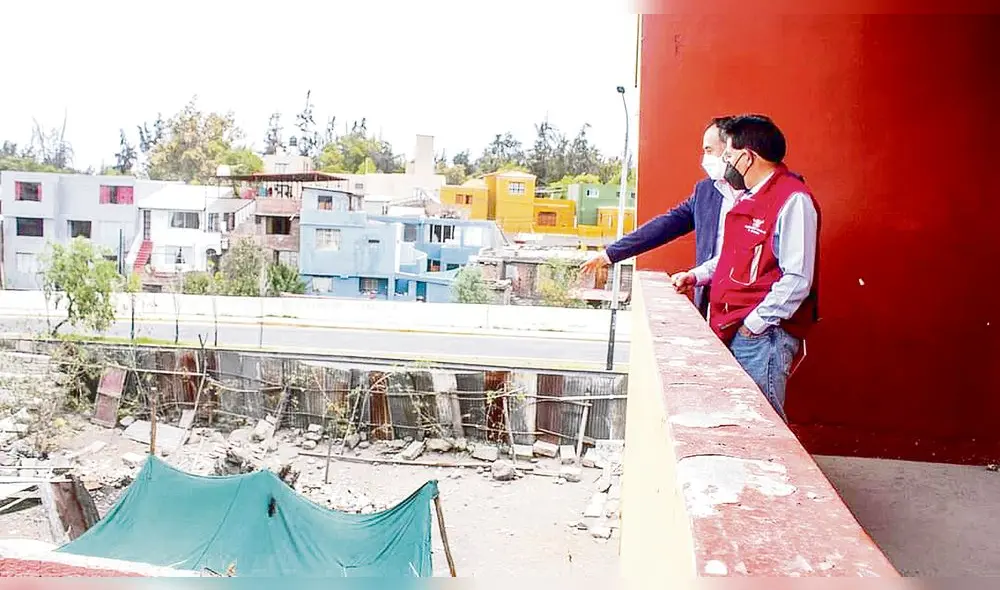 Amontonados. Escombros en colegio Luis H. Bouroncle serán removidos por personal de la municipalidad de Arequipa. Con ello plantel ya tendría más espacio para recibir a menores. Foto: Zintia Fernández/ La República