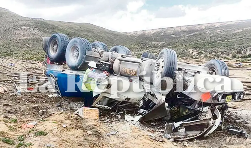 Daños. Vehículos acabaron a un costado de la carretera tras choque frontal. Foto: La República Daños. Vehículos acabaron a un costado de la carretera tras choque frontal. Foto: La República