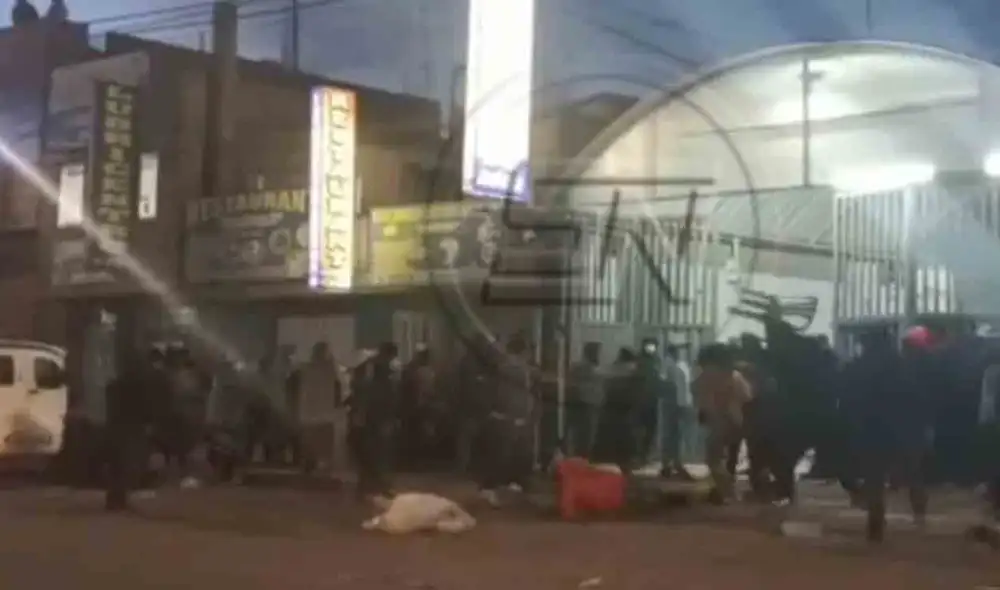 De acuerdo a testimonios ofrecidos a radio La Decana, los transportistas se disputan el control del referido terminal. Foto: captura/Sur Noticias De acuerdo a testimonios ofrecidos a radio La Decana, los transportistas se disputan el control del referido terminal. Foto: captura/Sur Noticias