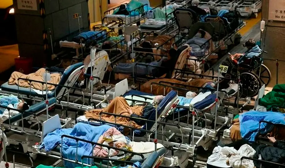 Pacientes ocupan camillas afuera del hospital Caritas Medical Centre de Hong Kong, el 16 de febrero de 2022. Foto: AFP