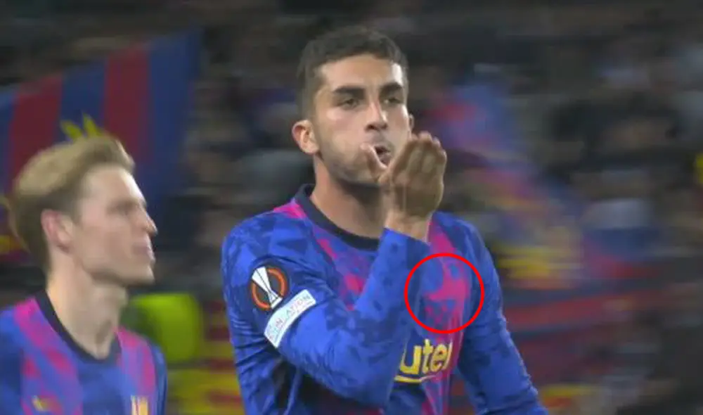 Barcelona vs. Napoli: Ferran Torres juega con camiseta sin escudo del club azulgrana. Foto: captura ESPN Barcelona vs. Napoli: Ferran Torres juega con camiseta sin escudo del club azulgrana. Foto: captura ESPN