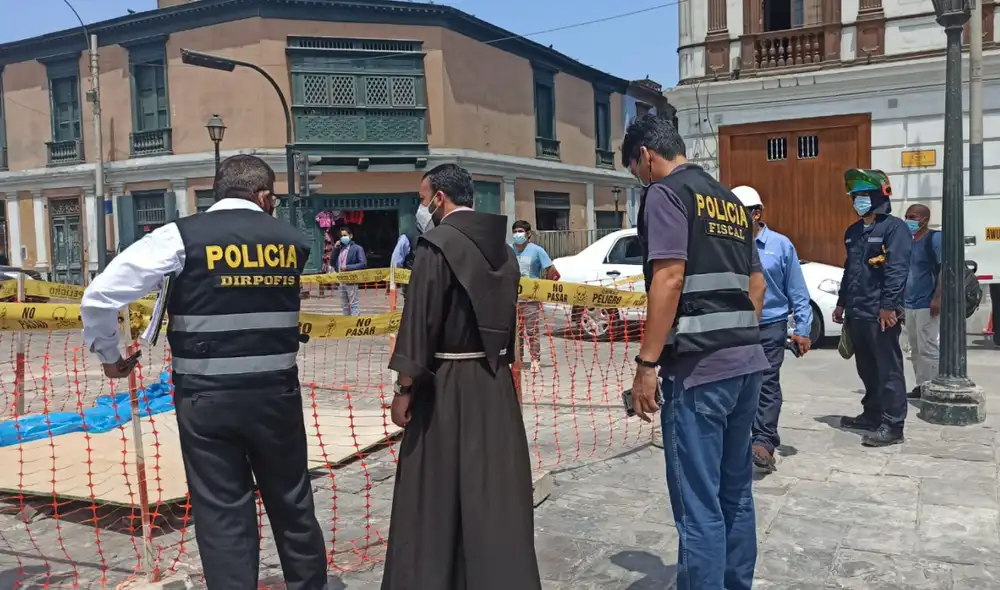 Camión se hundió en medio de la Plazuela de San Francisco el último 16 de febrero. Foto: URPI / La República