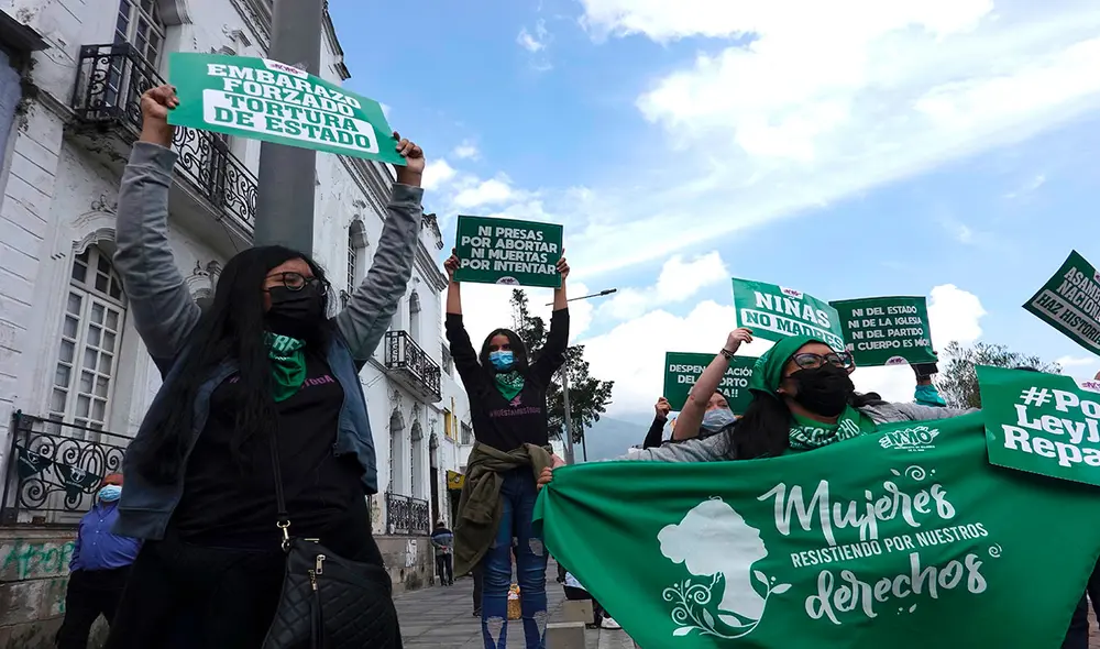 El movimiento feminista en Ecuador lleva varios días movilizado para promover la aprobación del proyecto. Foto: AFP